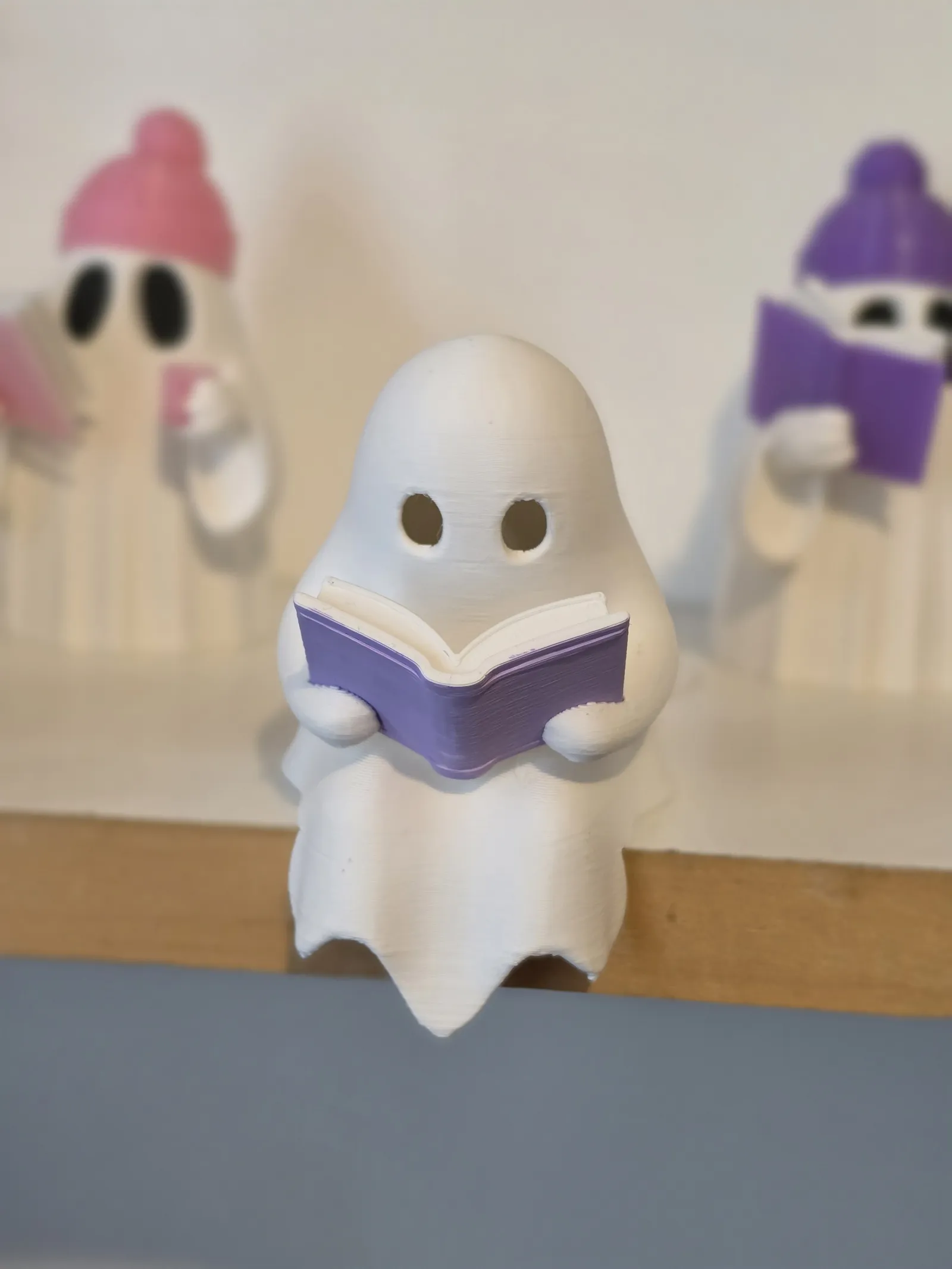 Fantasma lector sentado y con libro lila - Lámpara Decorativa 3D para biblioteca