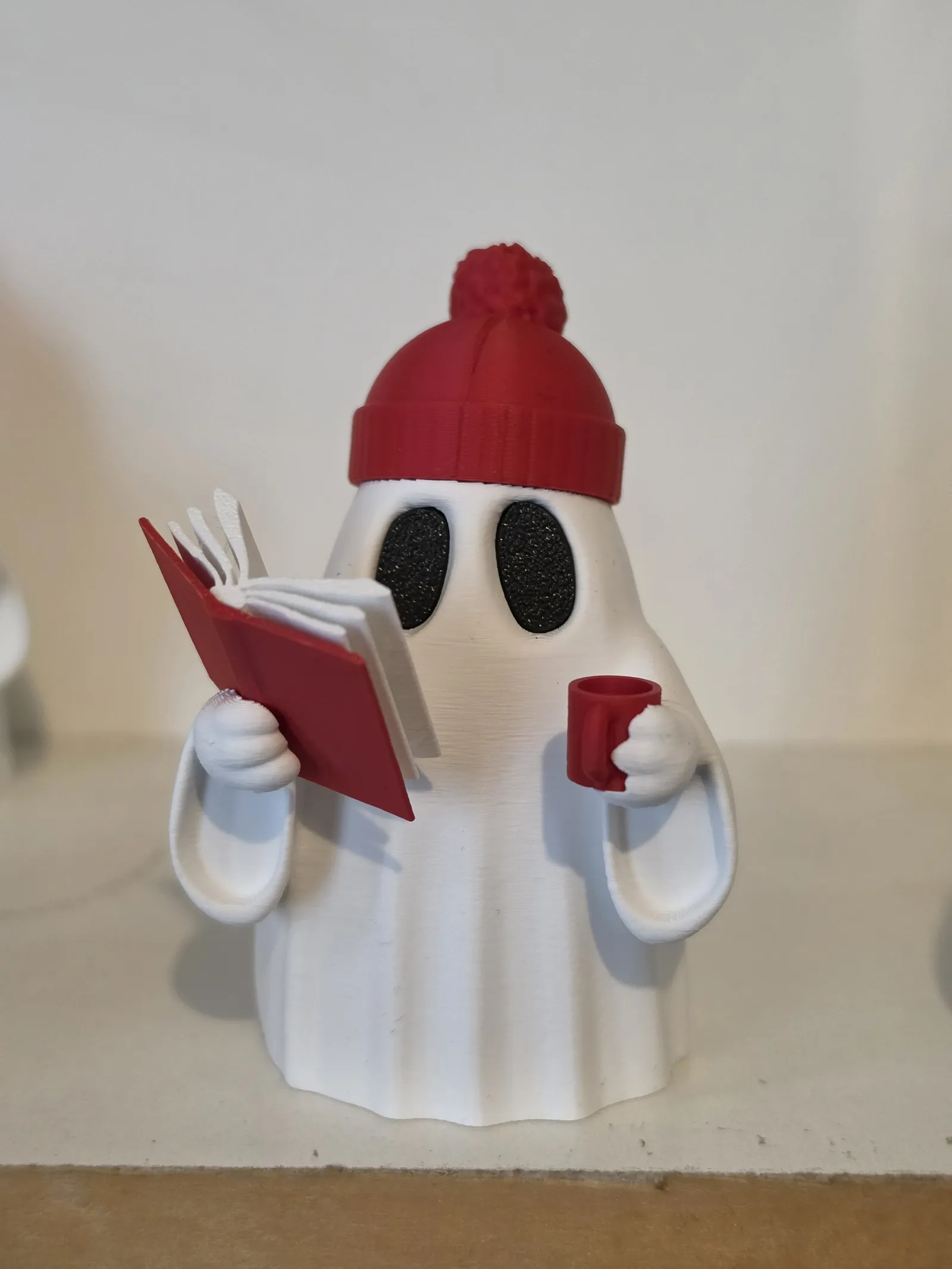 Fantasma lector con gorro y taza roja - Lámpara Decorativa 3D para biblioteca